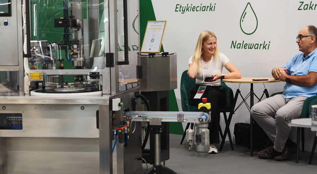 Stoisko Labeltec na targach – rozmowa z klientem przy nalewarce i etykieciarkach