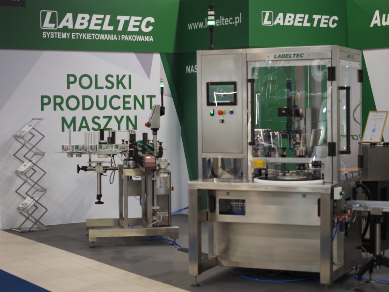 Stoisko Labeltec Polski producent maszyn z zakręcarką i etykieciarką na targach
